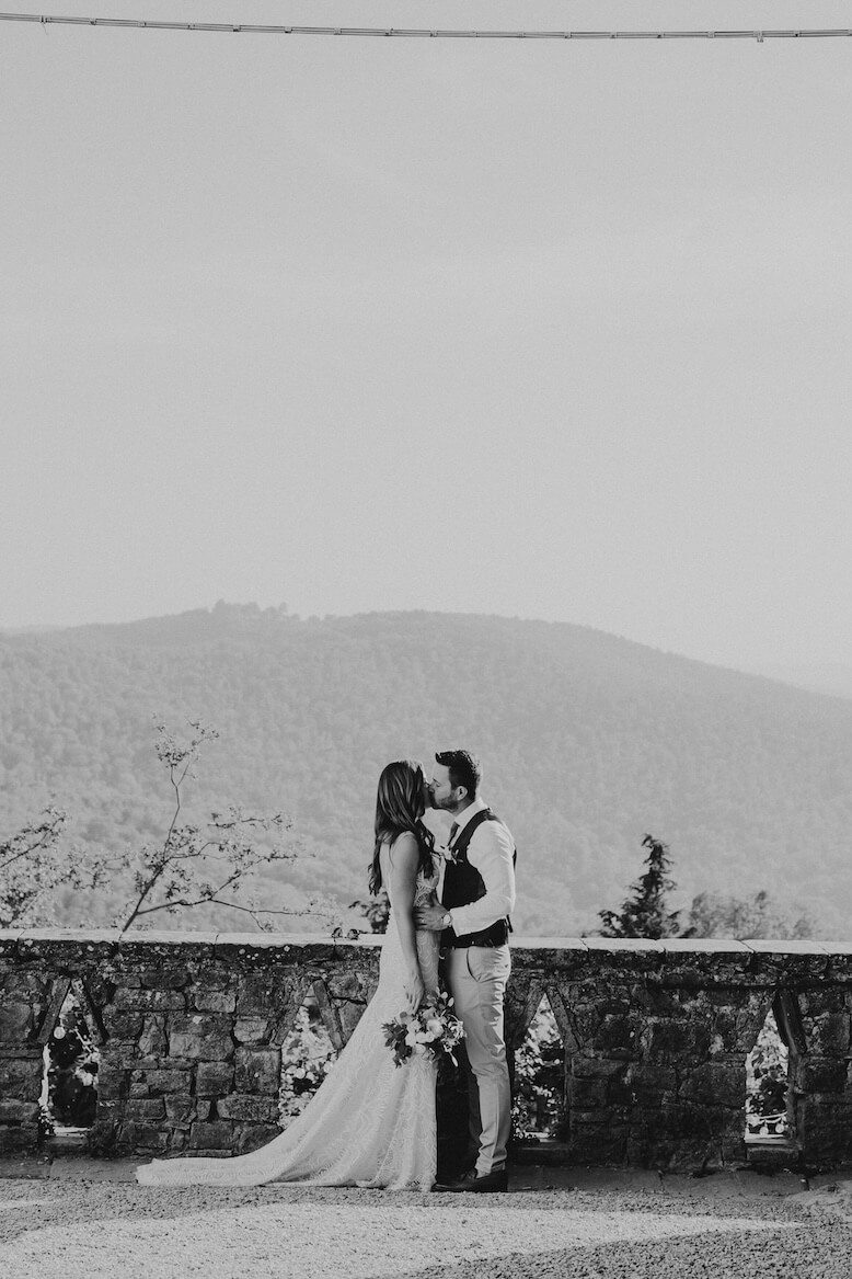 Black and white picture of couple kissing at montelucci country resort